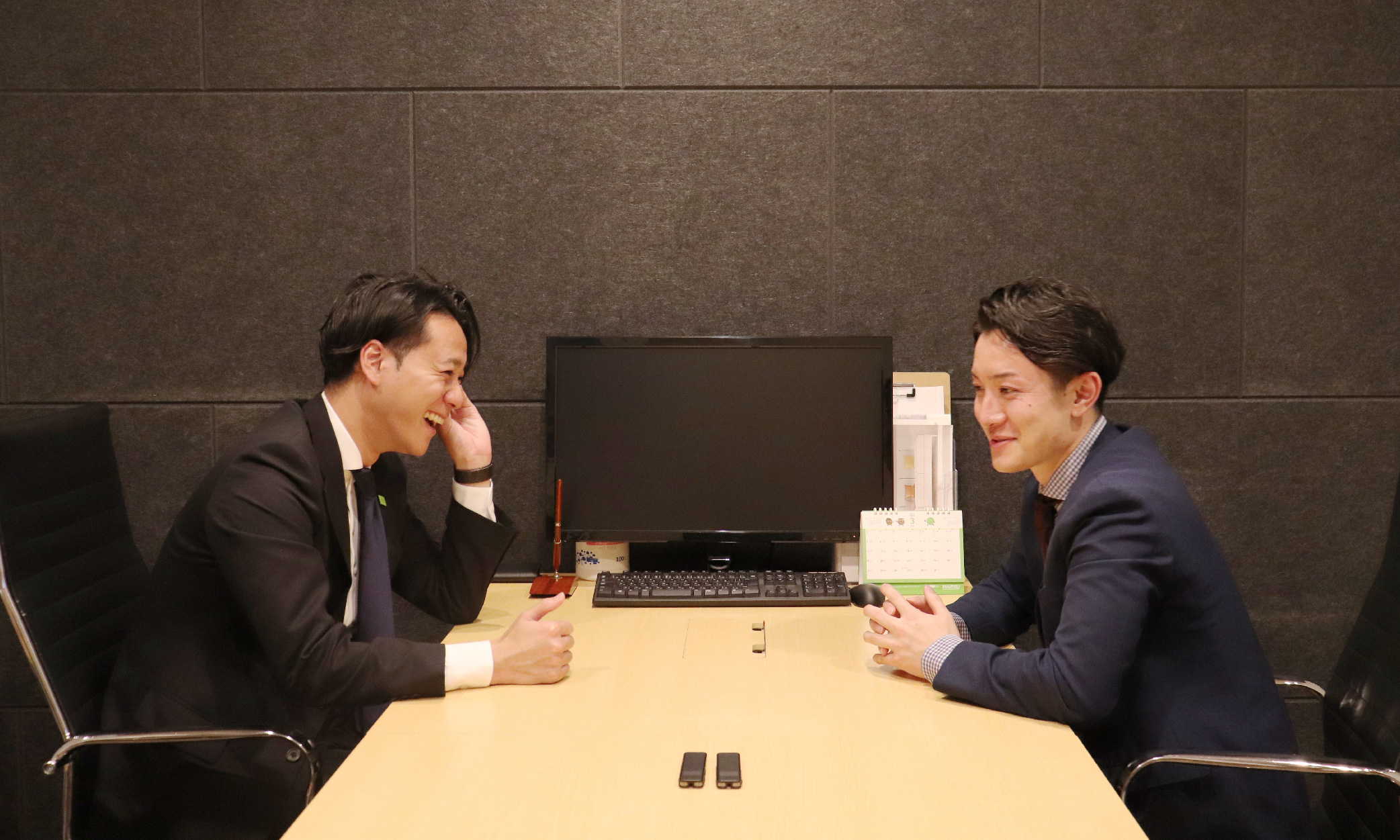 リフレッシュ方法について話す不動産営業のお二人