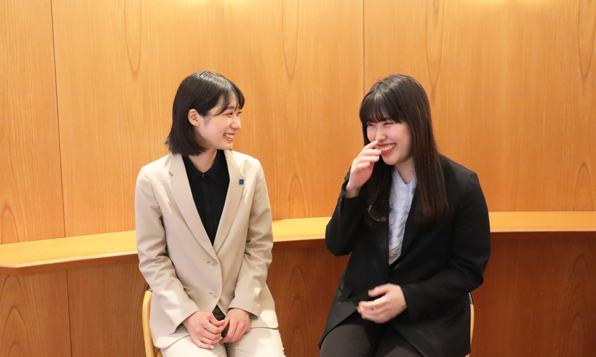 趣味について話すWEBデザイナーのお二人