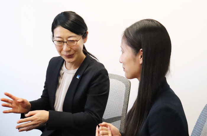 女性が働きやすい不動産会社であるために、行っている取り組みについて話す小松課長と福田さん