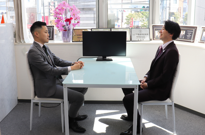 休日の過ごし方について話す不動産営業のお二人