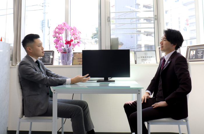 管理職になって成し遂げたいことを話す不動産営業のお二人