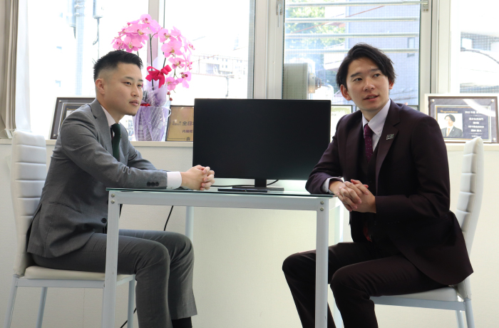 今後の目標を話す不動産営業職のお二人