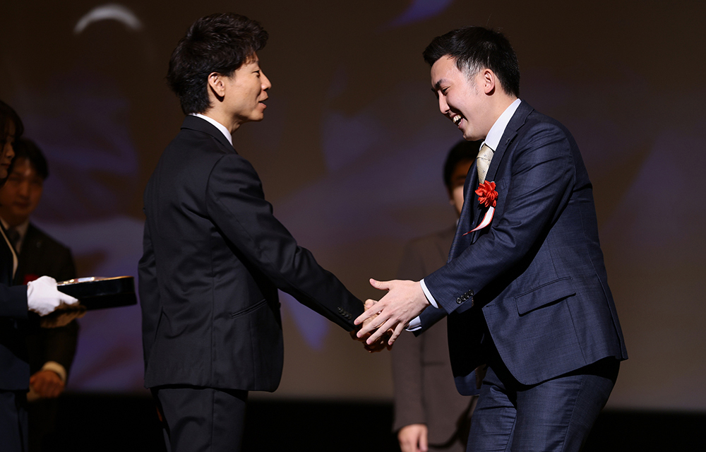 舞台に上がり受賞コメントをする大鰐さん