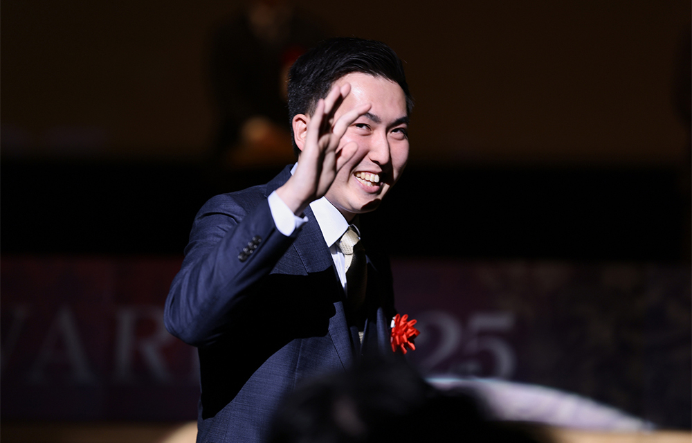 舞台に上がり受賞コメントをする大鰐さん