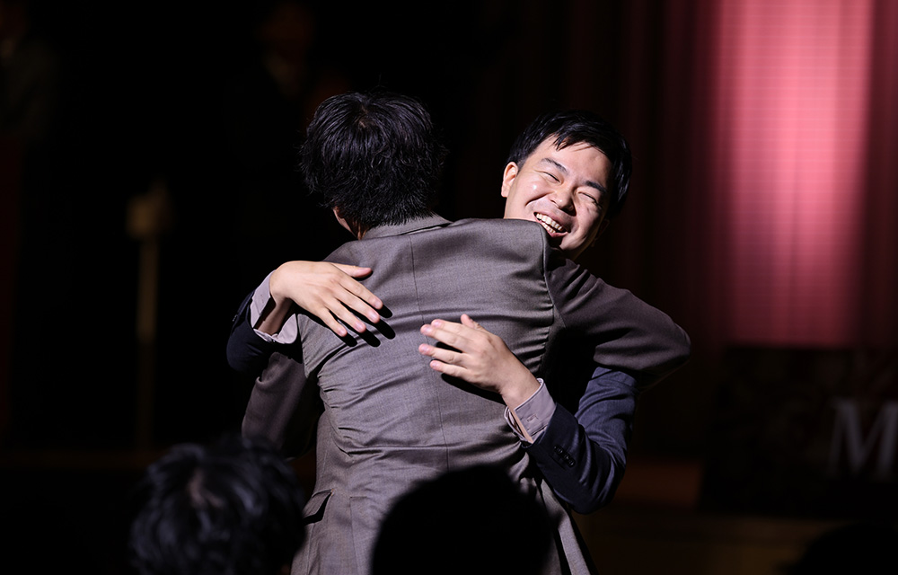 舞台に上がり受賞コメントをする北村さん